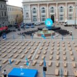 Sicurezza sul lavoro, la Uil Marche porta 146 bare in piazza del Popolo a Pesaro